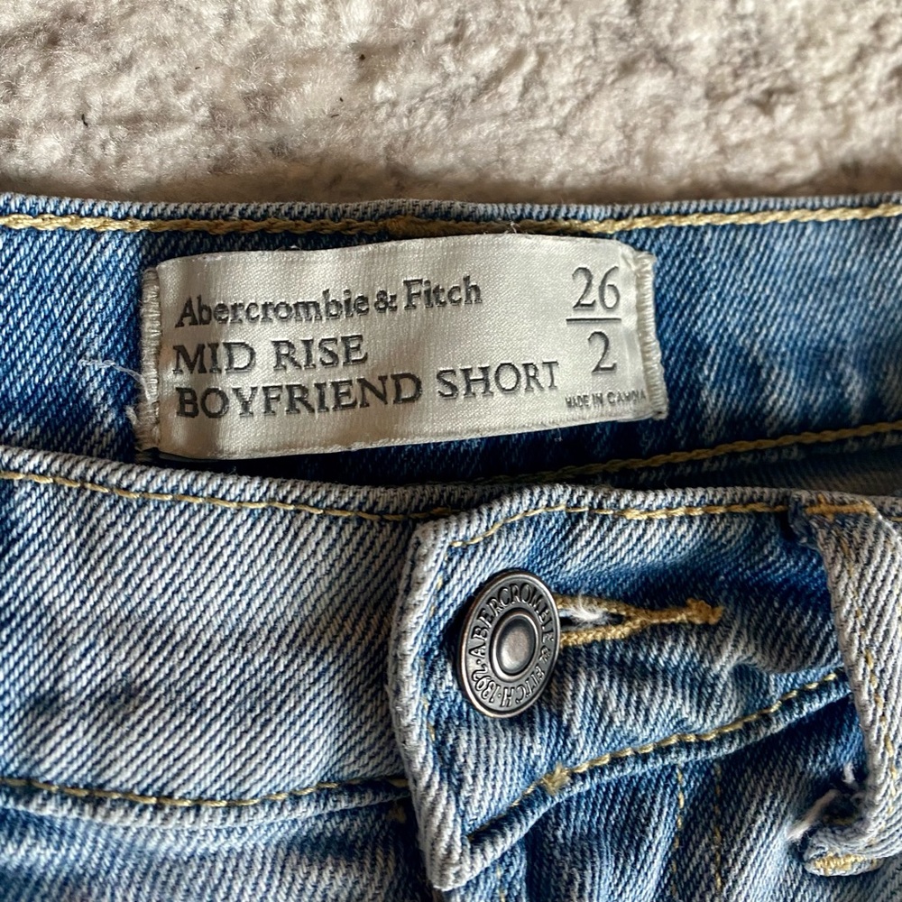 Abercrombie & Fitch Mid Rise Boyfriend Short. Light distressed denim wash. 26/2.